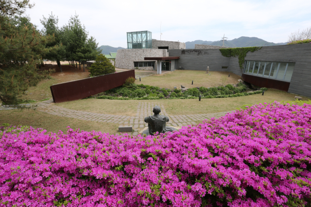 양구는 한국 근현대미술의 거장이자 가장 한국적인 화가로 평가받고 있는 박수근(1914~1965) 화백의 고향이기도 하다. 그의 생가터인 양구읍 정림리에는 양구군립박수근미술관(4경)이 있다.
