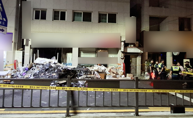 지난 1일 새벽 창원 마산회원구 양덕동 노후 건물 천장 붕괴 사고 현장. 전날 밤 건물 1층 천장이 무너져 1명이 숨지고 3명이 부상을 당했다./창원소방본부/