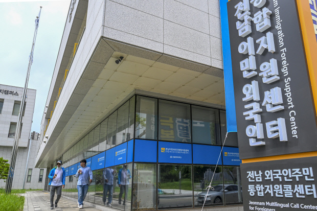 네팔 국적의 노동자들이 5일 영암 대불산단 내 전남이민외국인종합지원센터를 나서고 있다. /김진수 기자 jeans@kwangju.co.kr