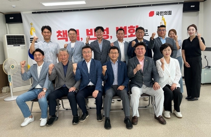 국민의힘 제주도당(위원장 고기철)은 지난 4일 당사에서 내년 6월에 치러지는 제9회 전국동시지방선거에 대비한 지방선거 승리 전략 실무회의를 열었다. 이날 회의에서는 제주형 기초단체 설치 예산 철회를 당론으로 정하기로 결정했다.