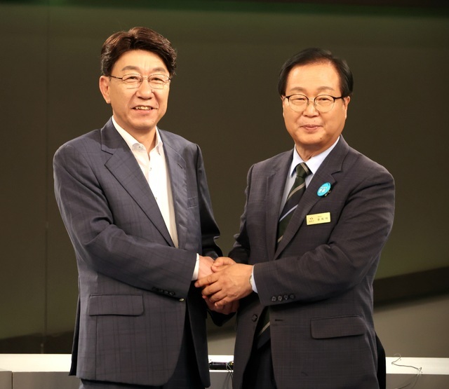 우범기 전주시장, 유희태 완주군수가 5일 KBS 전주방송총국에서 완주·전주 통합을 주제로 양자 토론을 했다. 사진=전주시