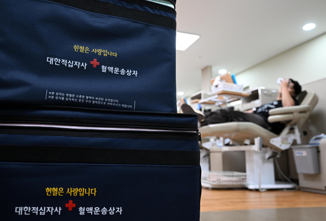 5일 오후 헌혈의집 창원센터를 찾은 한 시민이 헌혈을 하고 있다./성승건 기자/