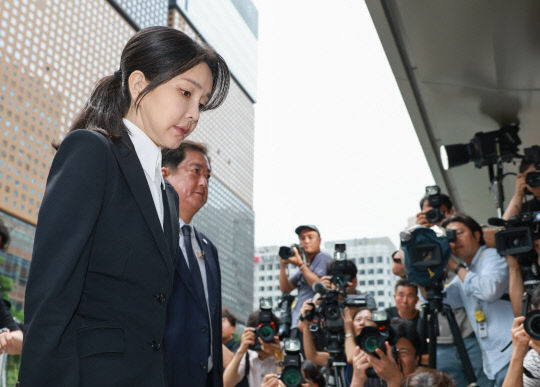 윤석열 전 대통령 부인 김건희 여사가 6일 서울 종로구 KT광화문빌딩 웨스트에 마련된 민중기 특별검사팀에 피의자 신분으로 첫 출석하고 있다. 전·현직 대통령 부인이 수사기관에 피의자로 공개 출석하는 것은 헌정사상 처음이다. 연합뉴스
