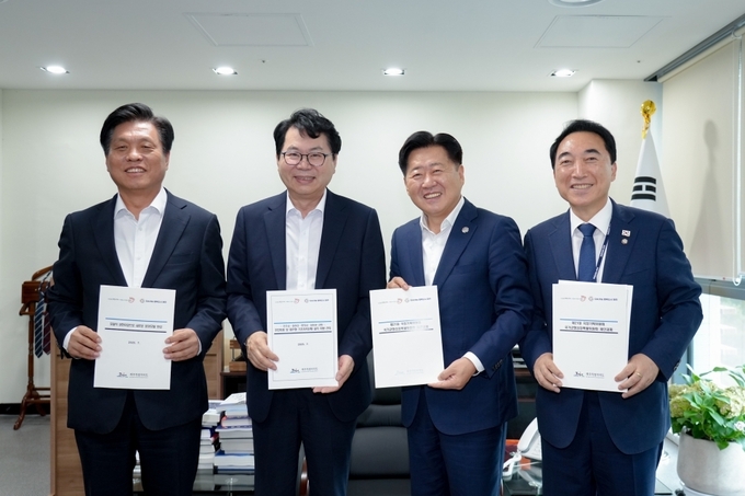 오영훈 제주도지사(왼쪽 세번째)가 지난달 14일 정부서울청사 창성동 별관에서 이한주 국정기획위원장(왼쪽 두번째) 등을 만나 제주 핵심과제를 설명했다.