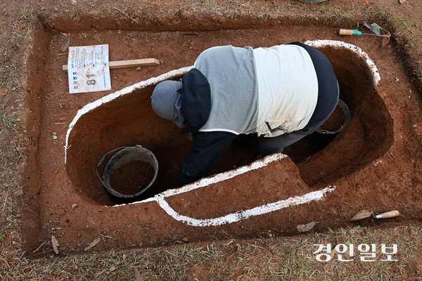선감학원 아동 유해매장 추정지로 확인된 안산시 단원구 선감동 산37-1에서 분묘 155기에 대한 유해 발굴 작업이 실시 되고 있다. 유해발굴 작업자들이 개토 작업을 하고 있다. /임열수기자 pplys@kyeongin.com