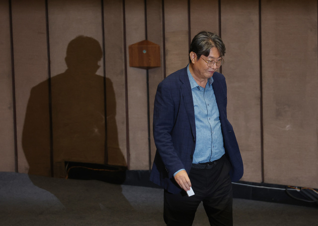 보좌관 명의로 주식거래를 한 의혹을 받는 더불어민주당 이춘석 의원이 5일 국회 본회의에 출석해 방송법 개정안에 대한 투표한 뒤 이동하고 있다. 사진=연합뉴스