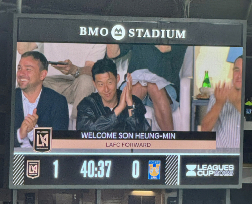 LA FC의 홈구장 BMO 스타디움 전광판에 소개된 손흥민의 모습. 'LA FC' FORWARD라고 소개된 부분이 인상적이다. 사진=SNS 캡처