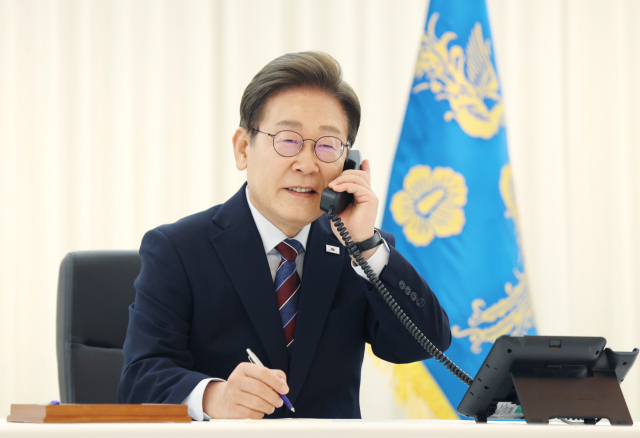이재명 대통령이 지난 6월 6일 서울 한남동 관저에서 도널드 트럼프 미국 대통령과 전화 통화를 하기 위해 수화기를 들고 있다. 연합뉴스