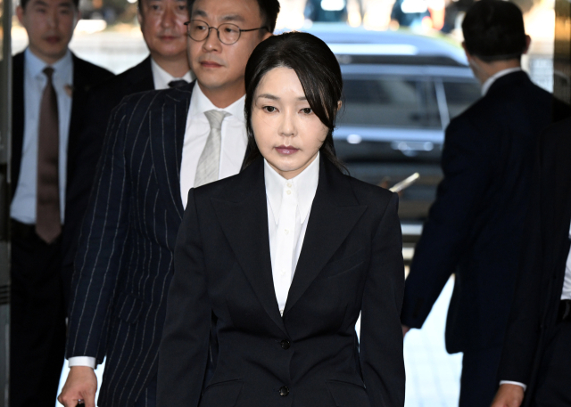윤석열 전 대통령 부인 김건희 여사가 12일 구속 전 피의자 심문(영장실질심사)을 받기 위해 서울 서초구 서울중앙지법에 출석하고 있다. 민중기 특검팀은 김 여사에 대해 자본시장법 위반, 정치자금법 위반(명태균 공천개입 의혹), 특정범죄 가중처벌법상 알선수재(건진법사·통일교 청탁 의혹) 혐의로 구속영장을 청구했다. 연합뉴스