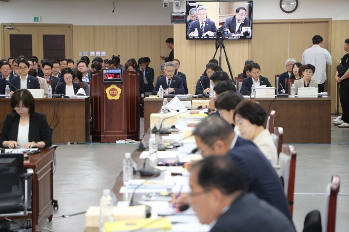 제주도의회 예산결산특별위원회(위원장 강상수)는 12일 집행부를 상대로 2회 추경안 심사를 진행했다.