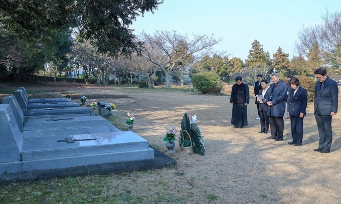 강정애 전 국가보훈부 장관이 지난 1월 21일 제주시 화북동 천주교 황사평 성지에서 제주에서 독립운동을 한 아일랜드 출신의 토마스 다니엘 라이언 신부의 묘역에 헌화하고 있다. 국가보훈부 제공
