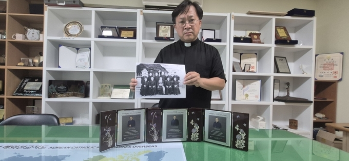 성골롬반외방선교회 한국지부 양창우 요셉 신부가 지난 11일 일제강점기 제주에서 독립운동을 한 신부님들의 사진과 ‘이달의 독립유공자 헌정패(2024년 12월)’를 보여주고 있다.