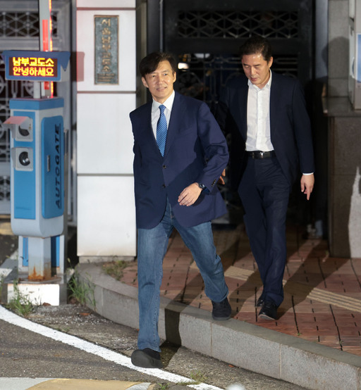 조국혁신당 조국 전 대표가 15일 광복절 특별사면·복권 조치로 출소하며 서울 구로구 남부교도소를 나서고 있다. 사진=연합뉴스