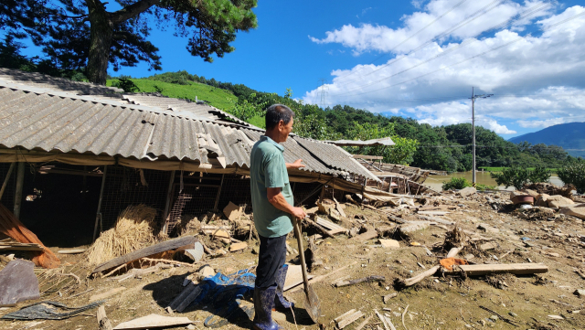 지난 14일 산청군 산청읍 부리마을에서 지난달 폭우로 집과 축사를 잃은 조찬석(80)씨가 집터에 쌓인 흙을 치우고 있다./진휘준 기자/