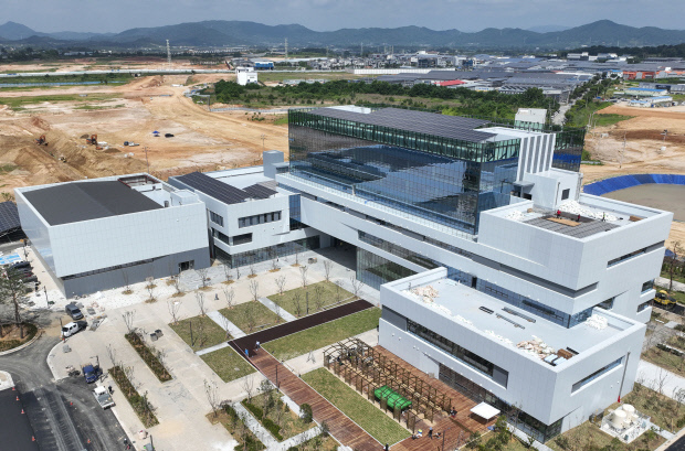 18일 국무회의에서 광주시 AI 2단계 사업인 AX 실증밸리 조성 계획안이 의결됨에 따라 광주시 AI 산업에 청신호가 켜졌다. 광주 AI 집적단지로 조성된 북구 첨단3지구 인공지능(AI)중심산업융합집적단지 전경. /김진수 기자 jeans@kwangju.co.kr
