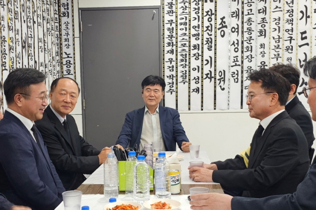 18일 춘천 호반장례식장에 육동한 춘천시장(사진 맨 오른쪽)의 장모상에 문상을 온 춘천고 출신 윤호중 행정안정부장관(사진 맨 왼쪽)과 홍남기 전 경제부총리(사진 왼쪽에서 두번째)가 육 시장과 지역 및 국가현안에 대해 대화를 나누고 있다.
