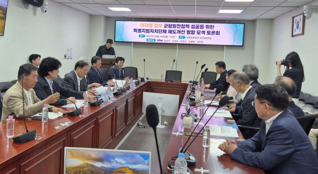 18일 국회에서 열린 ‘이재명 정부 균형발전정책 성공을 위한 특별지방자치단체 제도 개선 방향 모색’ 세미나에서 참석자들이 이야기를 나누고 있다.