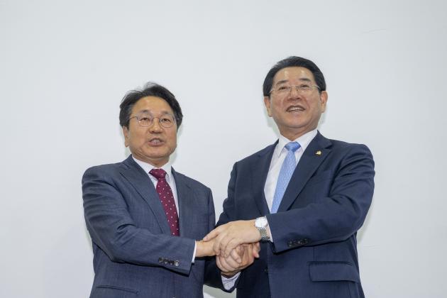 이재명 정부가 국가균형발전을 위한 정책으로 5극 3특 정책을 제시함에 따라 광주시와 전남도가 특별자치단체 출범을 위한 협의를 진행하고 있다. 강기정 광주시장과 김영록 전남도지사 지난 2023년 5월 11일 광주 군공항 이전을 위한 협읠하고 손을 맞잡고 있는 모습. <광주일보 자료사진>