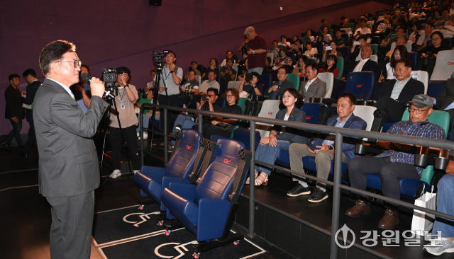 19일 춘천 CGV에서 열린 영화 '독립군:끝나지 않은 전쟁' 상영행사에 참석한 우원식 국회의장이 인사말을 하고 있다. 박승선기자