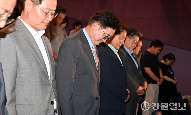 19일 춘천 CGV에서 열린 영화 '독립군:끝나지 않은 전쟁' 상영행사에 참석한 우원식 국회의장을 비롯한 허영 국회의원, 최윤 강원민주재단이사장 등 참석자와 시민들이 묵념을 하고 있다. 박승선기자