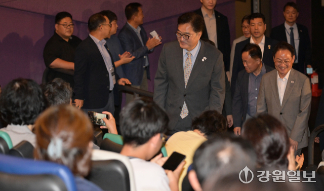 19일 춘천 CGV에서 열린 영화 '독립군:끝나지 않은 전쟁' 상영행사에 참석한 우원식 국회의장이 행사장으로 입장하고 있다. 박승선기자