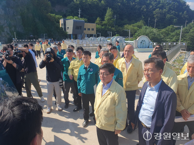 김성환 환경부 장관은 지난 22일 강릉을 찾아 가뭄 상황을 확인하고 도암댐 활용 방안을 살펴봤다. 사진=권순찬기자
