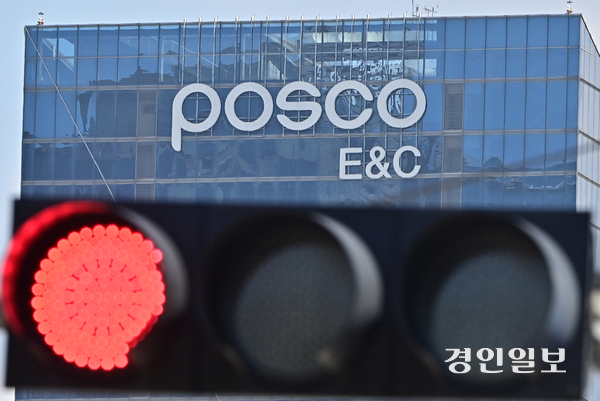 인천경제의 근간을 떠받치고 있는 주요 기업들이 한꺼번에 경영 위기에 놓여 우려의 목소리가 커지고 있다. 사진은 송도국제도시에 위치해 있는 포스코이앤씨 사옥. 2025.8.22 /조재현기자 jhc@kyeongin.com