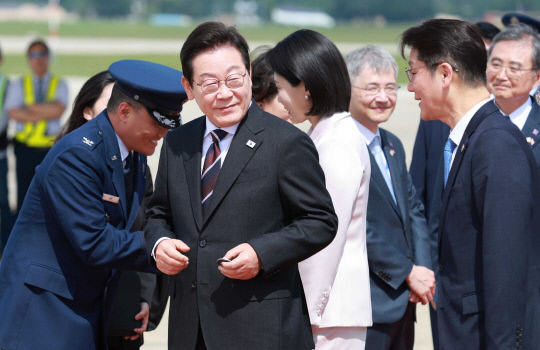 취임 후 처음 미국을 방문한 이재명 대통령과 김혜경 여사가 24일(현지시간) 오후 미국 워싱턴DC 인근 앤드루스 합동기지에서 도착해 공군1호기에서 내려 기지를 빠져나가고 있다. 연합뉴스
