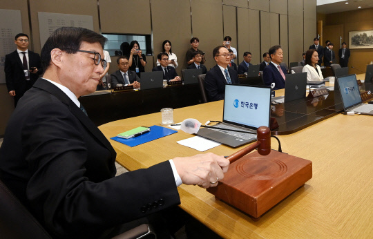 이창용 한국은행 총재가 28일 서울 중구 한국은행에서 열린 금융통화위원회에서 의사봉을 두드리고 있다. 연합뉴스
