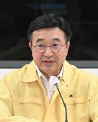 윤호중 행정안전부 장관이 27일 강릉시청 재난안전상황실에서 김진태 강원특별자치도지사와 김홍규 강릉시장 등 관계자들과 가뭄 피해 및 생활 농업용수 대책 추진 상황 등을 점검하는 대책 회의를 주재하고 있다. 강릉=권태명기자