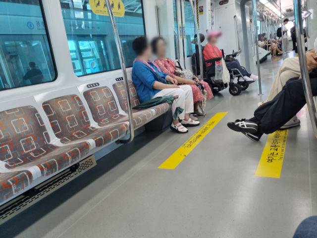 지난달 29일 오후 김해경전철 2량 전동차 내부 좌석의 상당수가 빈채로 운행되고 있다.