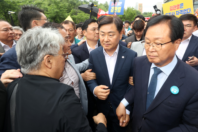 김관영 전북특별자치도지사가 25일 완주군청을 방문한 가운데 완주-전주 통합 관련 군민과의 대화가 파행되자 유희태 완주군수와 함께 군청을 빠져나가고 있다. 전북일보 자료사진