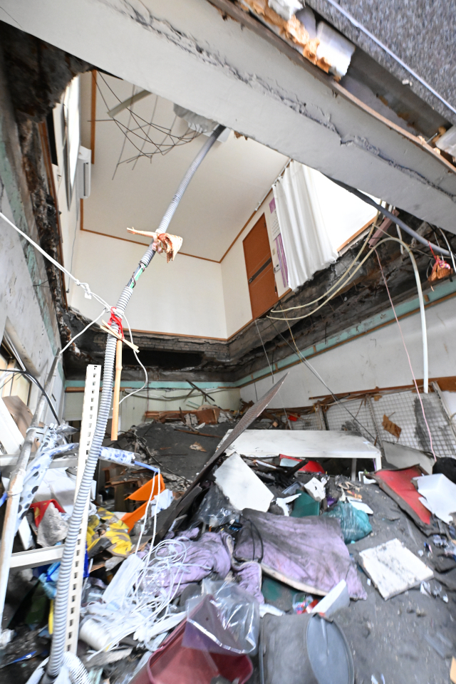지난 7월 31일 건물 노후 부식으로 천장 붕괴 사고가 난 창원시 마산회원구 양덕동 한 상가 내부. 사고 한 달이 지난 1일 오후 무너진 현장이 그대로 남아 있다./전강용 기자/