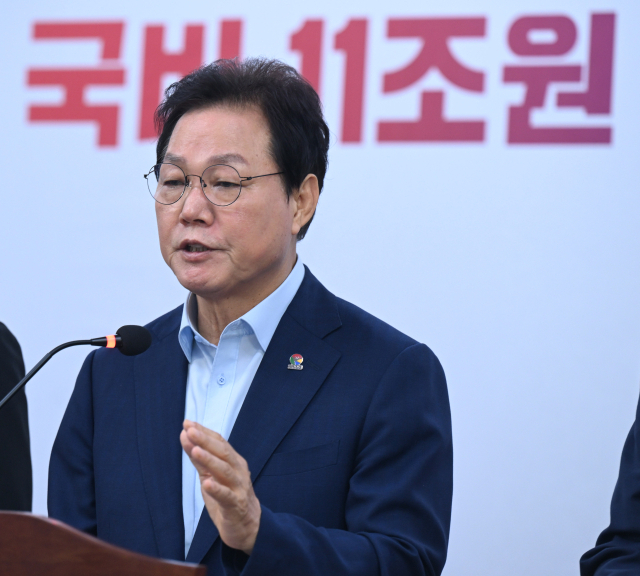 박완수 경남도지사가 2일 도청 프레스센터에서 2026년도 정부예산안 경남 국비 반영액이 사상 처음으로 10조 원을 돌파했다고 발표하고 있다./김승권 기자/