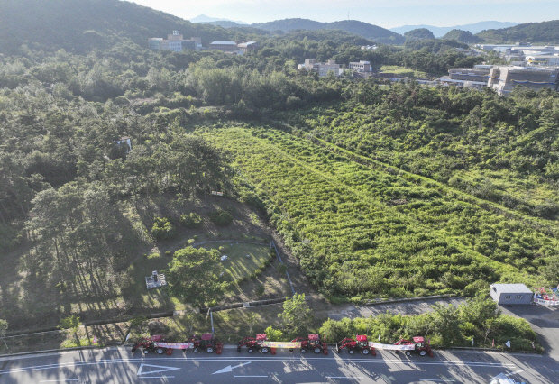 2일 광주시 광산구 삼거동 자원회수시설(소각장) 최종 후보지 일대에 소각장 설치를 반대하는 주민들이 트렉터를 주차하고 반대 현수막을 걸어뒀다. /김진수 기자 jeans@kwangju.co.kr