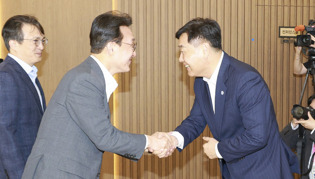 3일 김민석 국무총리가 새만금개발청을 방문, 김관영 전북특별자치도지사와 악수하고 있다./사진=전북도