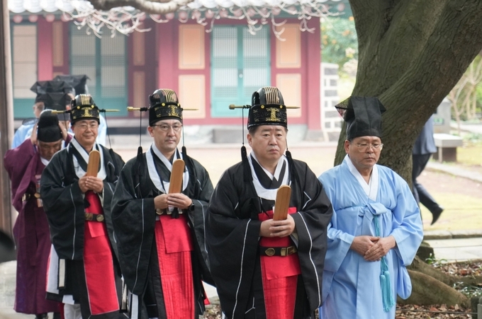 고·양·부 삼성사 재단이 삼성혈에서 삼성사에서 건시대제를 봉행한 가운데 오영훈 제주도지사가 초헌관을 맡은 모습.
