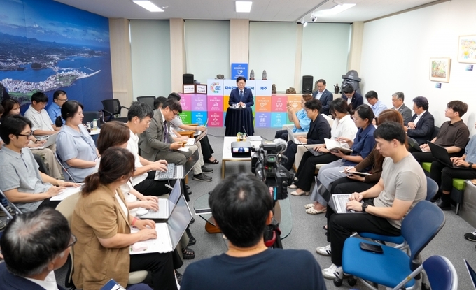 오영훈 제주도지사는 4일 도청 소통회의실에서 출입 기자들을 상대로 기자회견을 열고 제주형 기초단체에 대한 입장을 밝혔다.
