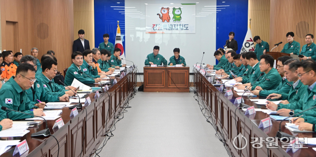 강릉 가뭄 극복을 위한 지원방안 점검 회의가 7일 강릉시 주문진읍 제2청사 환동해관 대회의실에서 김진태 강원특별자치도지사 주재로 도시군 관계자들이 참석한 가운데 열려 가뭄 대응에 대해 논의했다. 강릉=권태명기자