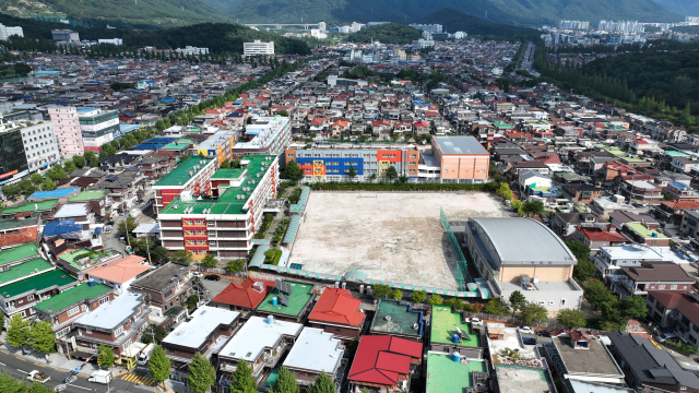 경남도교육청이 유·초·중 27곳을 폐교하는 조례안을 입법 예고했다. 사진은 내년 3월 1일자로 문을 닫는 창원시 의창구 주택가에 위치한 봉림중학교./김승권 기자/