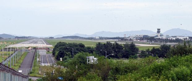 지난해 12월 29일 발생한 ‘제주항공 여객기 참사’로 폐쇄된 무안국제공항 전경. 내년 9월 열리는 ‘2026여수세계섬박람회’ 성공 개최를 위한 국내외 관광객 유치를 위해서는 무안공항 조속한 재개항이 절실하다는 목소리가 높다. /나명주 기자 mjna@kwangju.co.kr