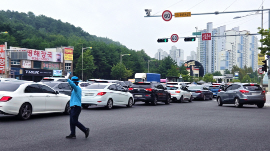 8일 오전 8시 30분쯤 대전 외삼-유성복합터미널 BRT 연결도로 건설공사 구간인 반석네거리에서 세종에서 대전 방향으로 녹색 신호가 켜졌지만 극심한 정체로 인해 차량들이 교차로를 빠져 나가지 못하고 있다. 정민지 기자