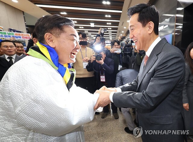 악수하는 김관영 전북특별자치도지사와 오세훈 서울특별시장./사진=연합뉴스.