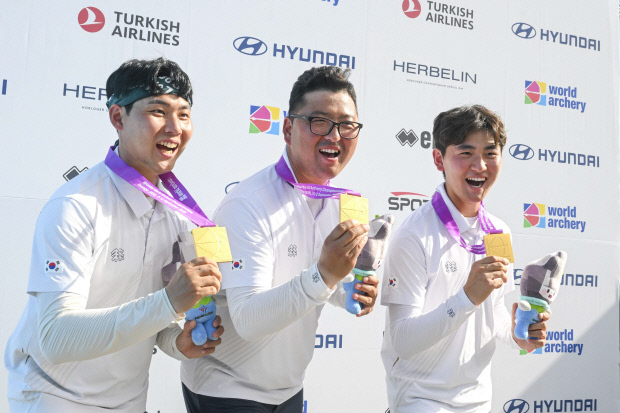 10일 광주 동구 국립아시아문화전당 5·18민주광장에서 열린 2025 광주세계양궁선수권대회 리커브 남자 단체전에 금메달을 목에 건 이우석, 김우진, 김제덕이 믹스트존에서 금메달과 대회 마스코트를 들고 기쁨을 나누고 있다. /김진수 기자 jeans@kwangju.co.kr
