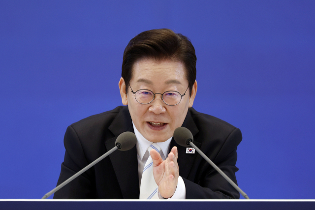 이재명 대통령이 11일 청와대 영빈관에서 열린 취임 100일 기자회견 ‘회복을 위한 100일, 미래를 위한 성장’에서 발언하고 있다./연합뉴스/