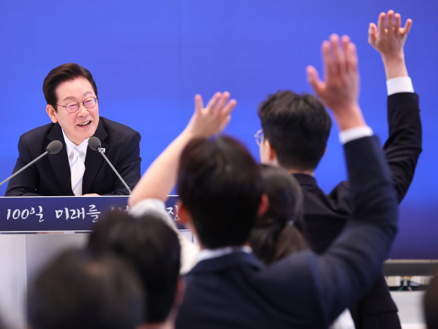 이재명 대통령이 11일 청와대 영빈관에서 열린 취임 100일 기자회견 ‘회복을 위한 100일, 미래를 위한 성장’에서 질문을 받고 있다. /연합뉴스