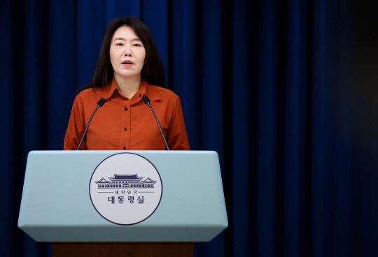 강유정 대통령실 대변인이 14일 용산 대통령실에서 지난 12일 강원도 춘천에서 진행된 강원 타운홀미팅 관련 브리핑을 하고 있다.