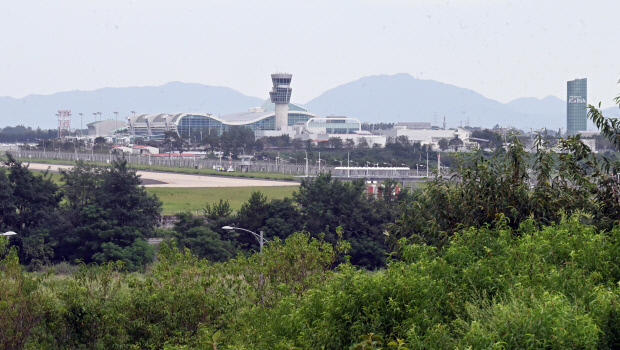 지난해 연말 제주항공 여객기 참사로 15일 현재까지 10개월째 운행이 정지돼 있는 무안군 망운면 무안국제공항. 서울행정법원의 새만금국제공항 취소 판결을 계기로 중복투자 논란과 안전·경제성 한계를 고려해 무안국제공항 중심의 선택과 집중이 필요하다는 지적이 나오고 있다. /나명주 기자 mjna@kwangju.co.kr