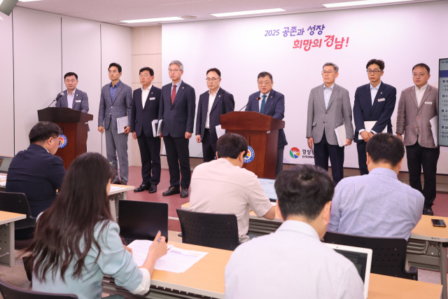 박명균 경남도 행정부지사가 17일 도청 프레스센터에서 국정과제와 지역공약을 연계한 분야별 핵심과제 선정 브리핑을 하고 있다./경남도/