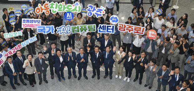 더불어민주당 정청래 대표가 18일 오전 광주시 서구 광주시청에서 열린 더불어민주당-광주시 예산정책협의회에 참석해 광주시 공무원들의 환영을 받고 있다. /김진수 기자 jeans@kwangju.co.kr
